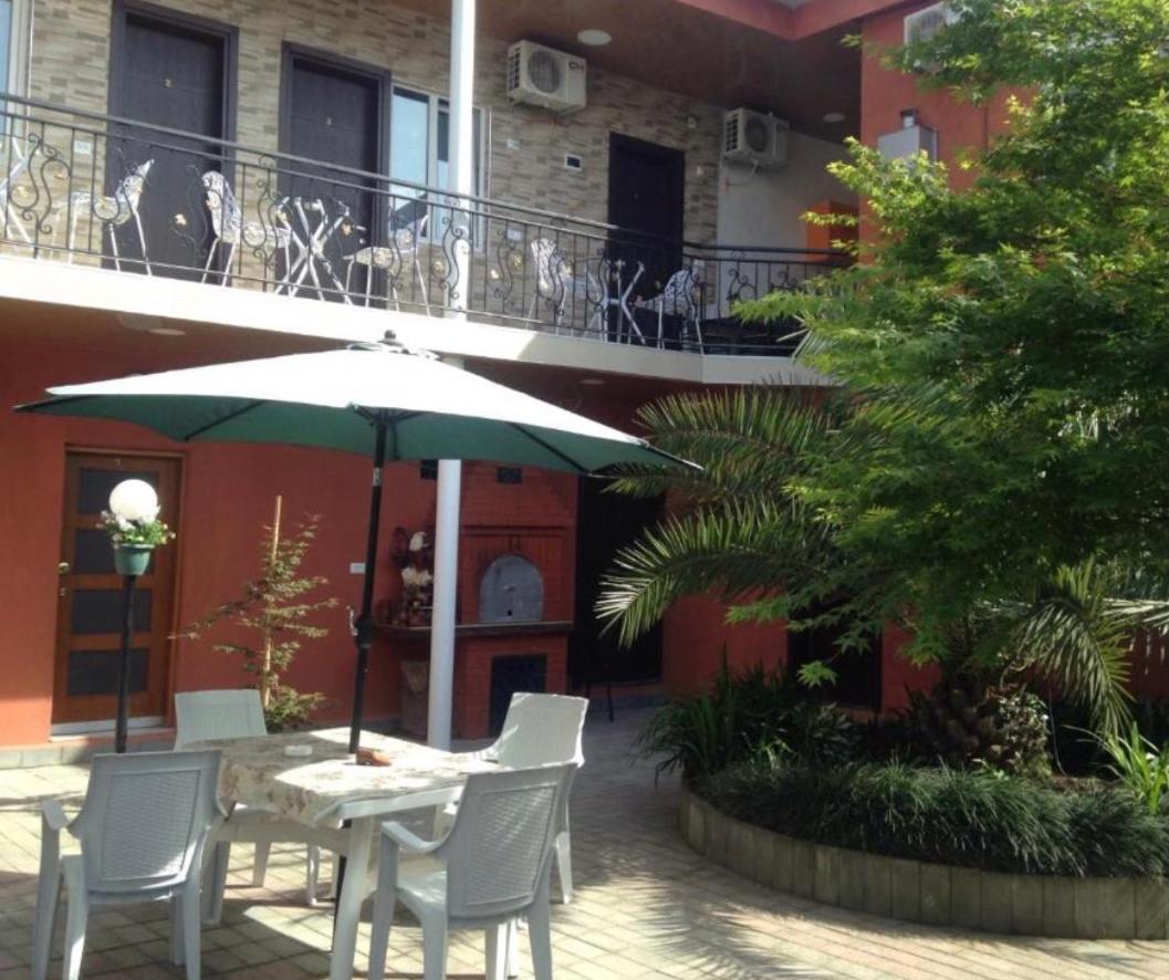 Nikas Guest House Batumi Exterior foto