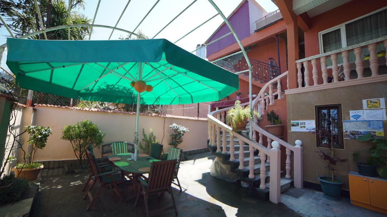 Nikas Guest House Batumi Exterior foto